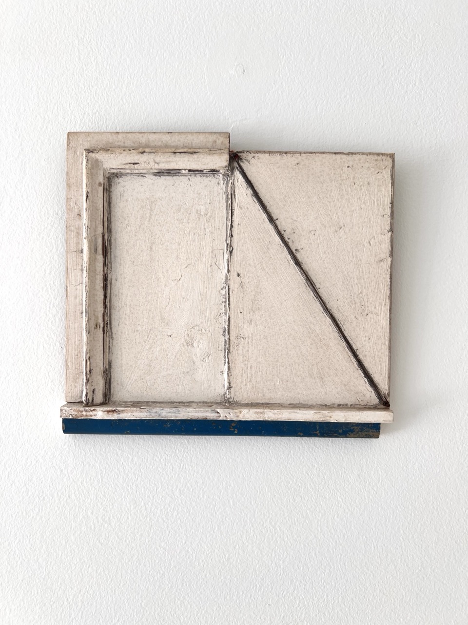reliëf met blauwe voet en diagonaal
