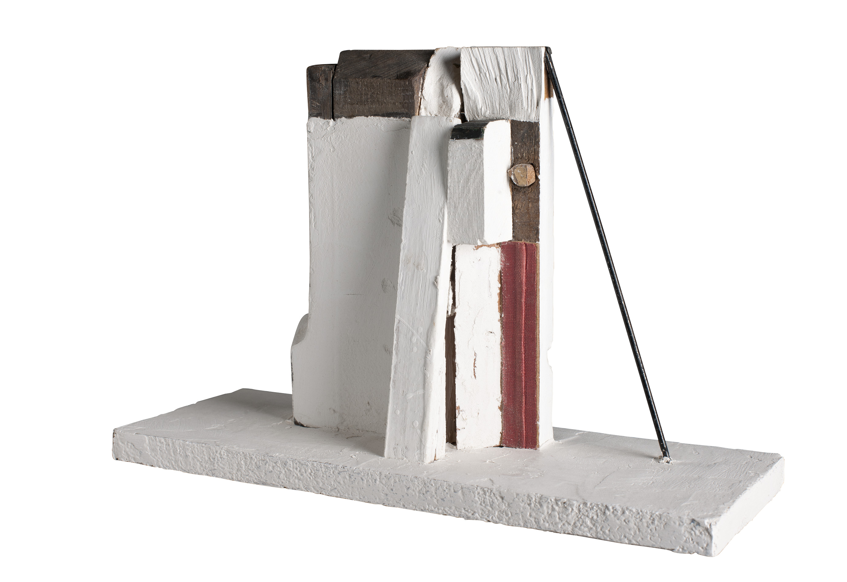 witte muur met steunbeer met rood en blauw